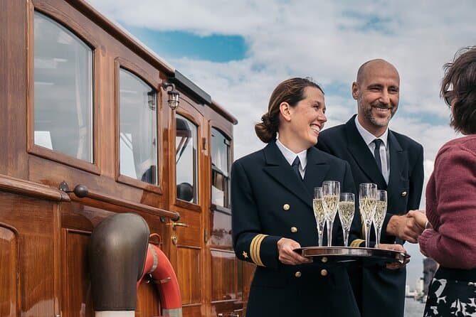 Berlin Boot Sightseeing Tour on Electric Private Yacht