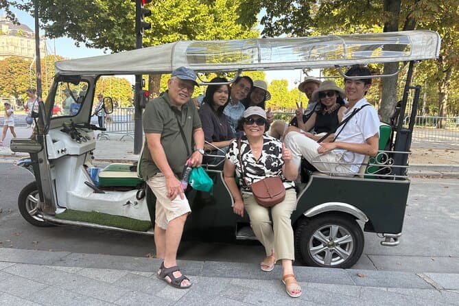 Paris 3 hour Private Sightseeing Tour in Electric Tuk Tuk