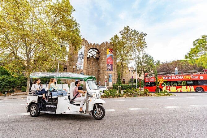 Expert Tour Plus of Barcelona in Eco Tuk Tuk Private