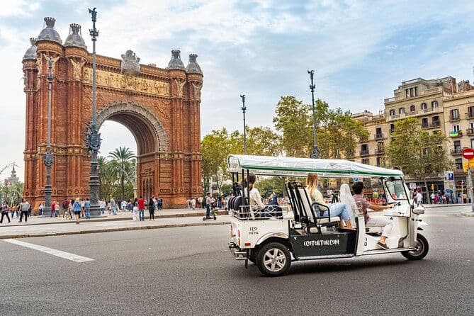 Barcelona Expert Tour in Eco Tuk Tuk Private with Local Guide