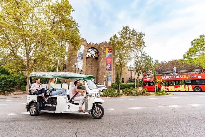 Expert Tour Plus of Barcelona in Eco Tuk Tuk Private